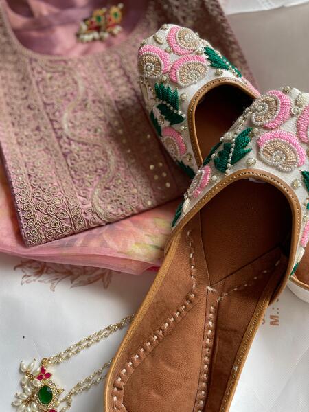 Wool Embroidery Jutti